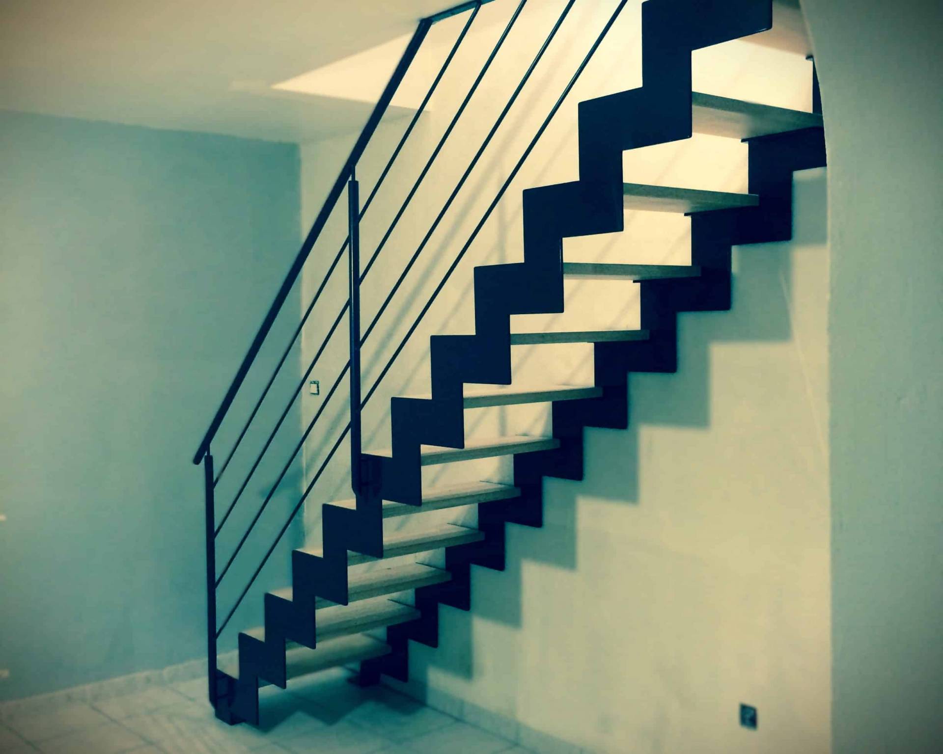 ESCALIERS MÉTALLIQUES AVEC LIMON CRÉMAILLÈRE 