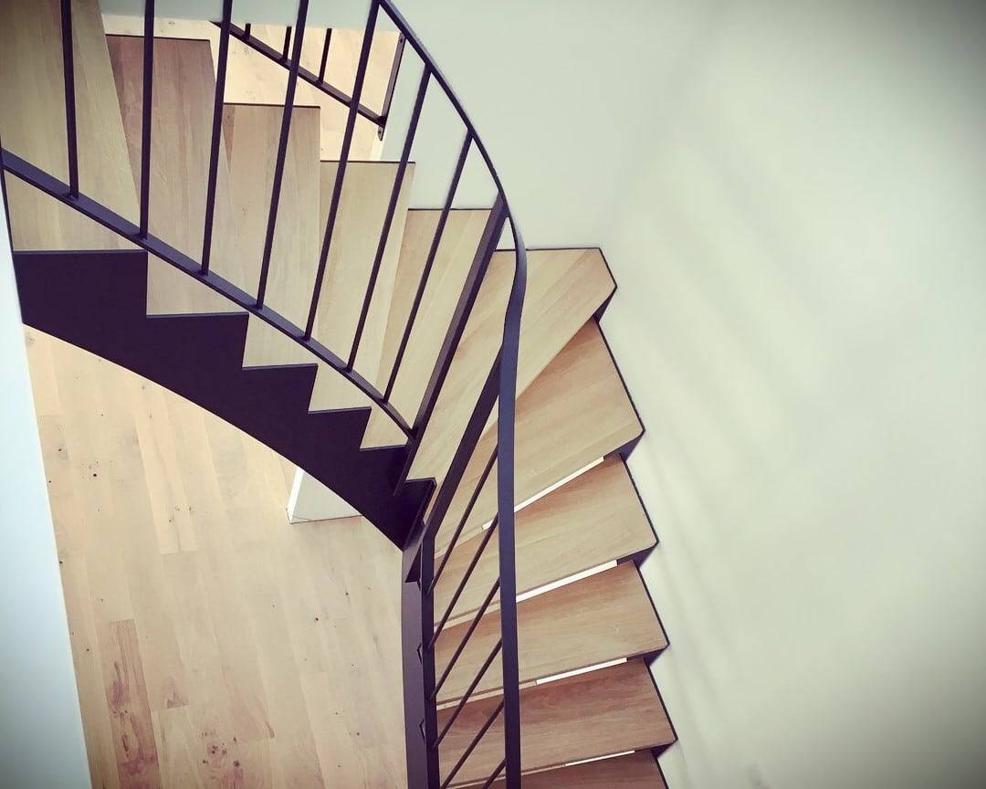 ESCALIERS MÉTALLIQUES AVEC LIMON CRÉMAILLÈRE 