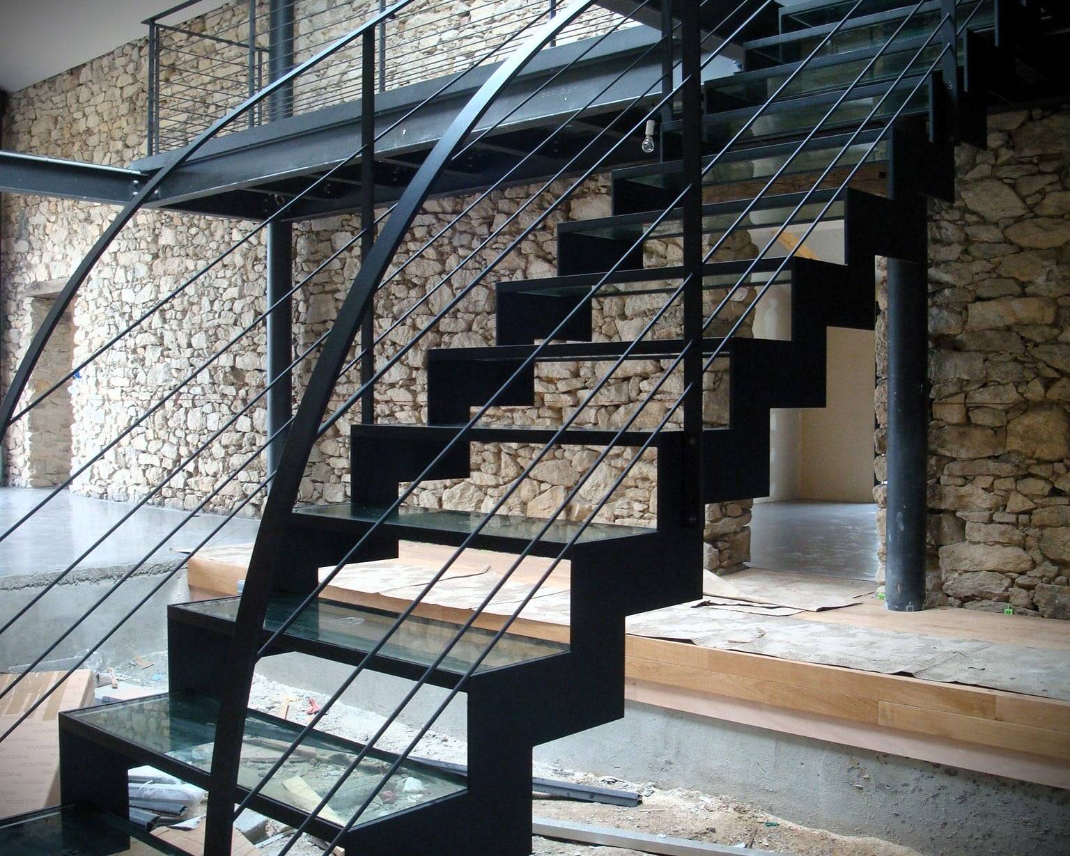 ESCALIERS MÉTALLIQUES AVEC LIMON CRÉMAILLÈRE 