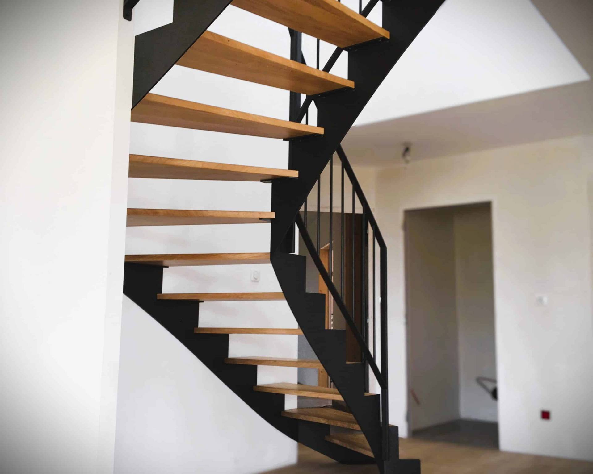 ESCALIERS MÉTALLIQUES AVEC LIMON CRÉMAILLÈRE 